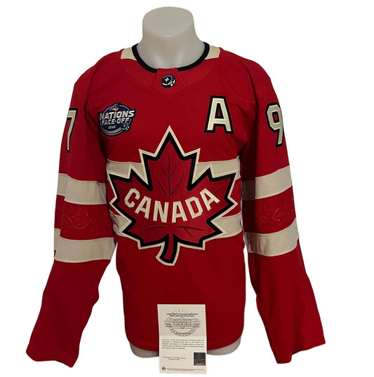 Chandail officiel Fanatics Premium signé - Connor McDavid domicile inscrit 4 nations champs et LE97 UD coa