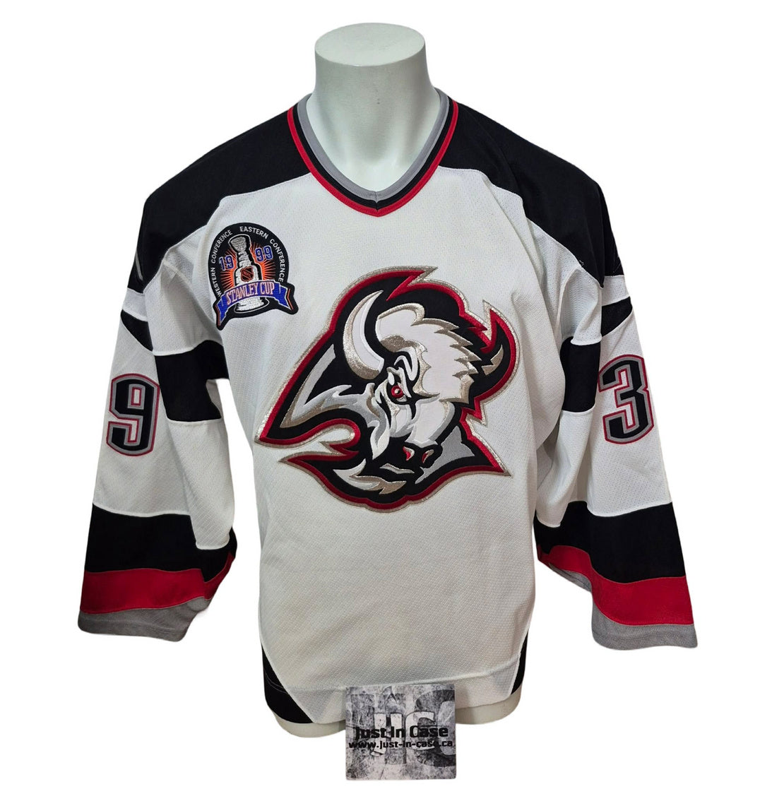 Chandail officiel CCM vintage signé - Dominik Hasek blanc "goathead" avec écusson de la Coupe Stanley 1999 JIC coa