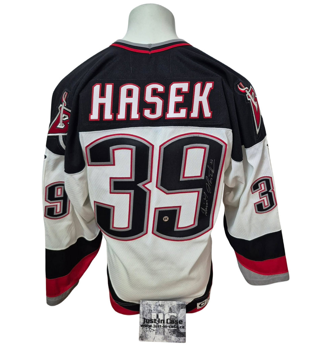 Chandail officiel CCM vintage signé - Dominik Hasek blanc "goathead" avec écusson de la Coupe Stanley 1999 JIC coa