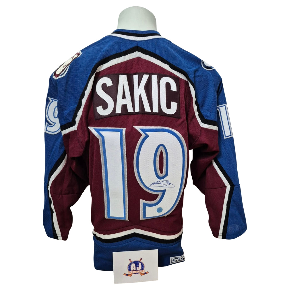 Chandail officiel CCM vintage signé - Joe Sakic domicile écusson Coupe Stanley 2001 AJs coa