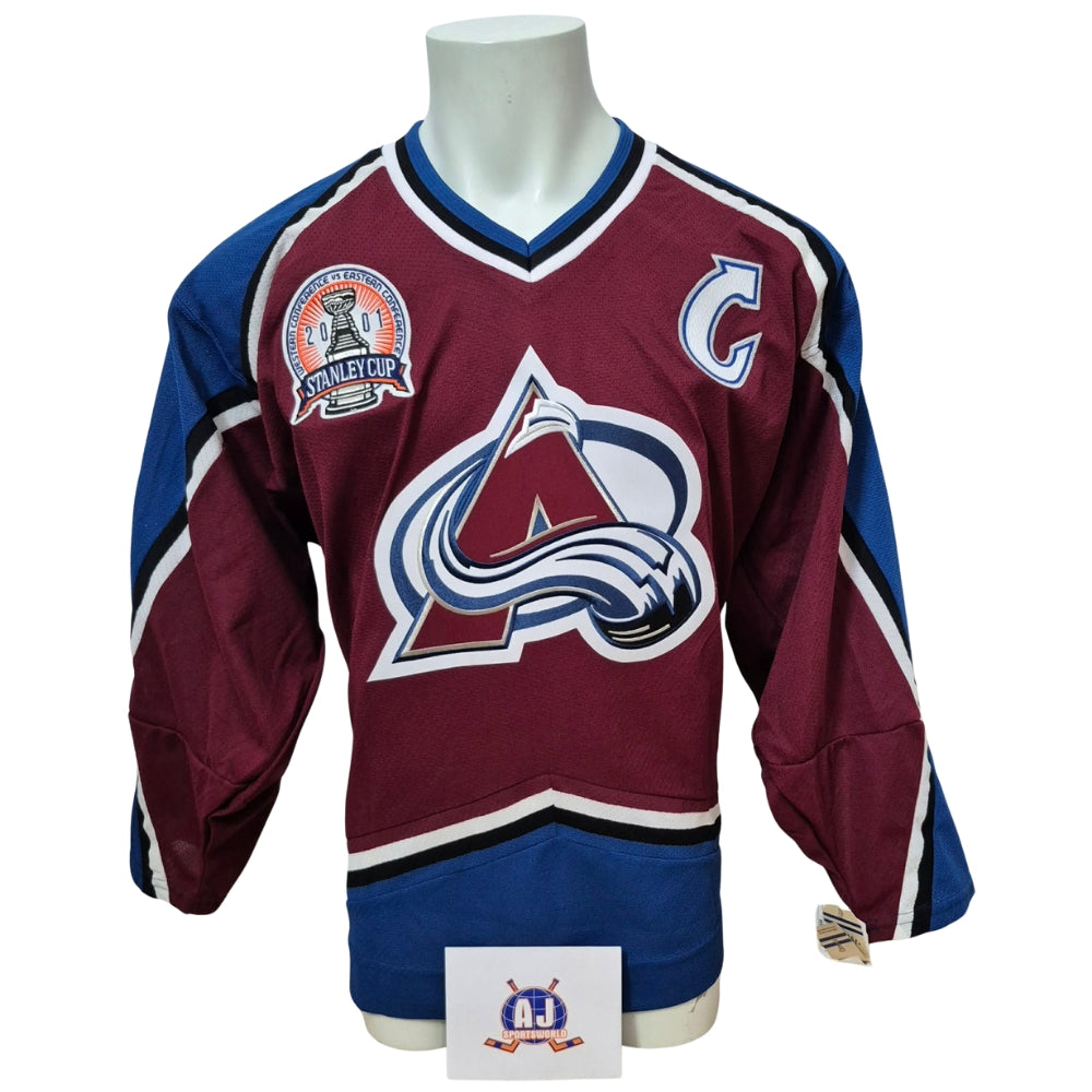 Chandail officiel CCM vintage signé - Joe Sakic domicile écusson Coupe Stanley 2001 AJs coa