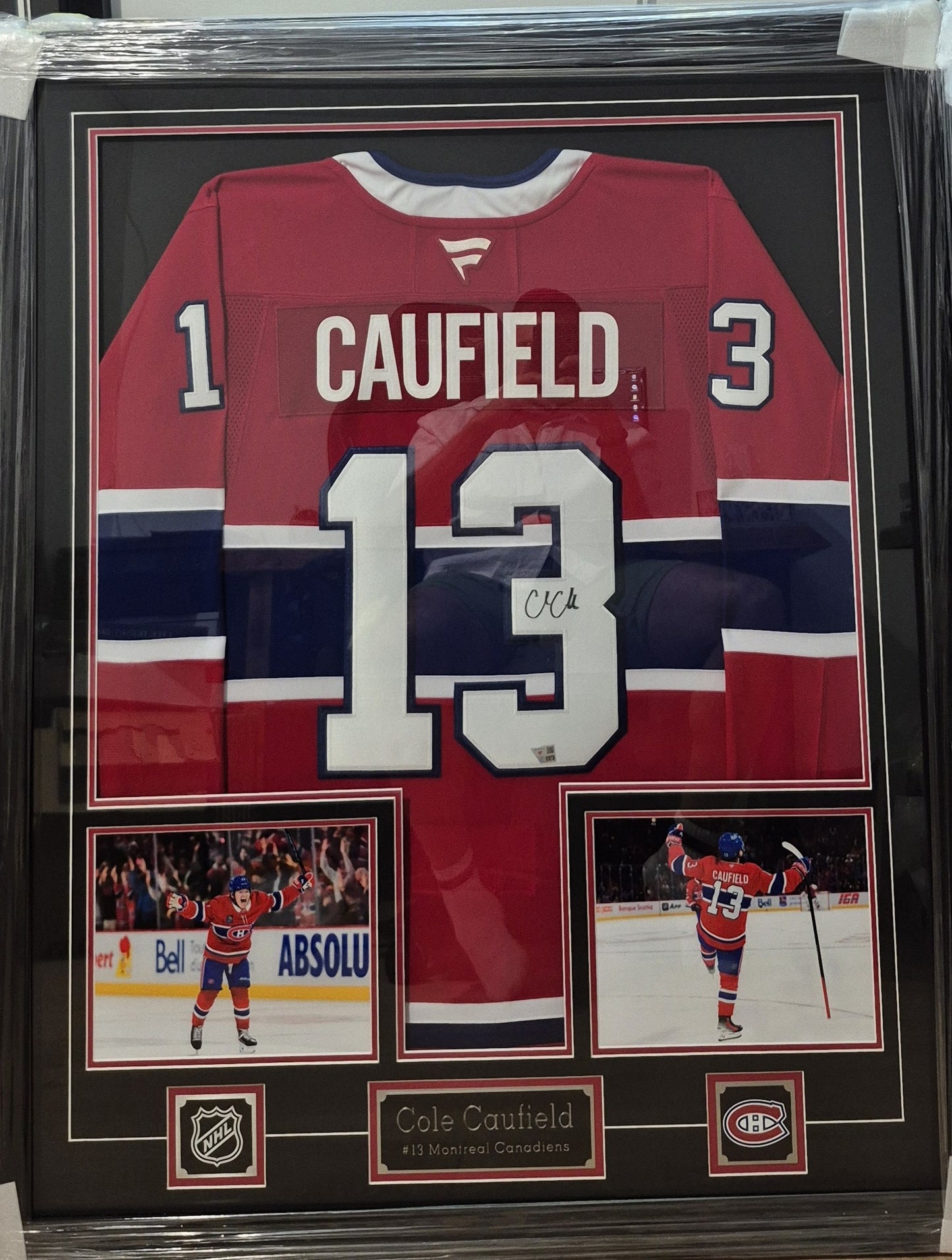 Chandail officiel Fanatics Premium signé et encadré avec 2 photos - Cole Caufield domicile Fanatics coa